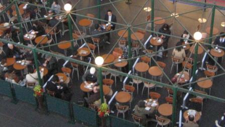 写真・図版 : 科学カフェではなくふつうのカフェの人模様。こんな場所で自然に科学が語られるようになったらいい＝京都市内で、尾関撮影