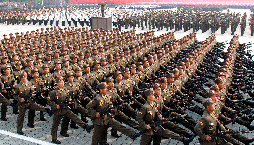 写真・図版 : 朝鮮労働党創建６５周年を祝って行進する軍人ら。朝鮮中央通信が配信した＝朝鮮通信
