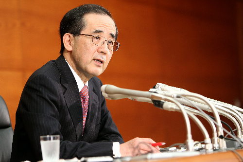 写真・図版 : 会見する日本銀行の白川方明総裁＝２１日午後３時４４分、東京都中央区
