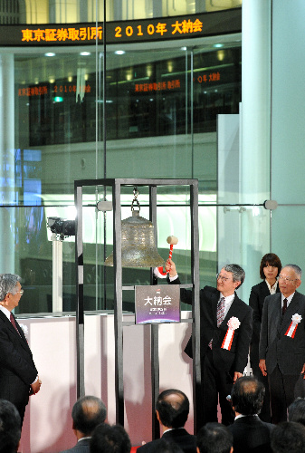 写真・図版 : 東京証券取引所の大納会で、小惑星探査機「はやぶさ」の計画責任者・川口淳一郎さんが鐘をたたいた＝３０日午後、東京都中央区、川村直子撮影