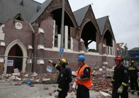 写真・図版 : 地震で壁が大きく壊れた教会。周りにはレンガが散乱している＝２月23日、ニュージーランド・クライストチャーチで西畑志朗撮影