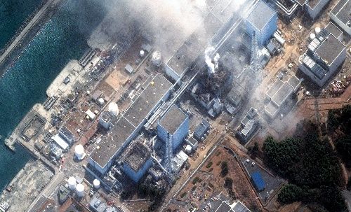 写真・図版 : 水素爆発を起こし、白煙状の湯気を噴き上げている東京電力・福島第一原子力発電所３号機（中央）。爆発から３分後の１４日午前１１時４分に撮影された。建物の骨組みがむき出しになっている。左隣が２号機、右隣が４号機。左端の１号機も屋根が吹き飛んだ様子が確認できる＝米デジタルグローブ提供
