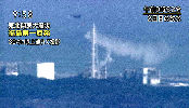 写真・図版 : １７日午前、福島第一原発３号機に上空から水を投下する自衛隊のヘリコプター＝ＮＨＫニュースより
