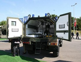 写真・図版 : イタリアイベコ社の小型装甲車LMVの野戦救急車型＝筆者提供