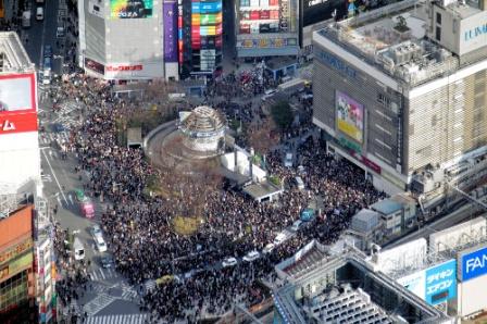 写真・図版 : 交通網のマヒでＪＲ新宿駅からあふれた群衆＝３月１１日夕、東京都新宿区