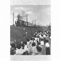 写真・図版 : １９５１年、多摩東陵の祭場に向かう貞明皇后の棺を乗せた汽車