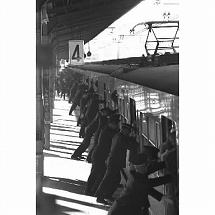 写真・図版 : １９６７年の通勤ラッシュ。新宿駅では「尻押し」のアルバイト５０人を動員していた