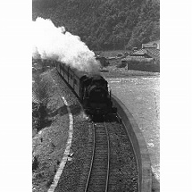 写真・図版 : １９６８年春、国鉄鹿児島本線肥後二見－上田浦間で普通旅客列車を引くＣ６１