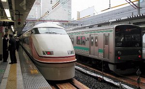 写真・図版 : ＪＲ新宿駅の東武鉄道スペーシア