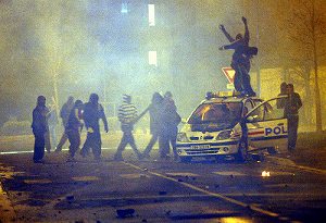 写真・図版 : 2007年にはパリで移民系の若者たちを中心に大規模な暴動が起こった＝ＡＰ