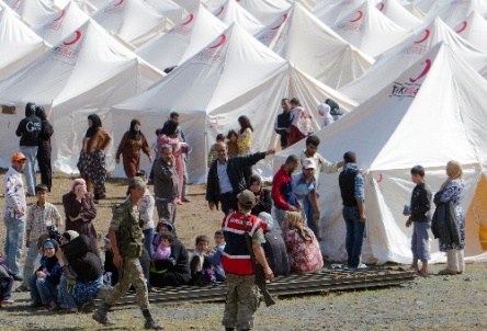 写真・図版 : ６月１４日、シリア国境に近いトルコの村に設けられたシリア避難民のキャンプ＝ＡＰ