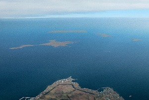 写真・図版 : 納沙布岬（手前）の先に見える北方領土の歯舞群島
