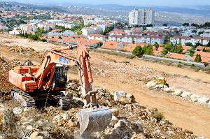 写真・図版 : ヨルダン川西岸の入植地アリエルでは、住宅建設にむけた整地工事が始まっていた＝2010年10月、撮影・朝日新聞エルサレム支局