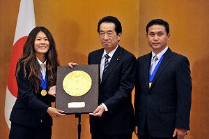 写真・図版 : 国民栄誉賞の表彰式でサッカー日本女子代表チームの佐々木則夫監督（右）、沢穂希主将（左）と＝８月18日、首相官邸