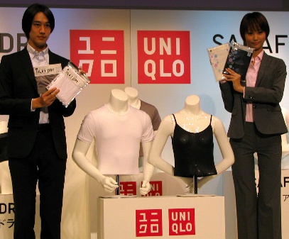 写真・図版 : ユニクロのロゴマークはすっかり定着したようだ＝2010年春、東京都内の新商品発表会