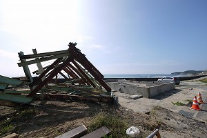 写真・図版 : 永崎海岸。かつてここにあった建物は、鉄筋と基礎がむき出しのままそこに残されている