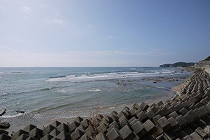 写真・図版 : 波消しブロックは崩れ、砂浜は完全に変わってしまったが、海の美しさは、震災前と何も変わらない永崎海岸の眺望