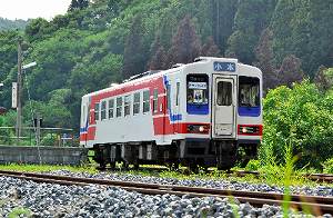写真・図版 : 岩手県宮古市の田老駅近くを走る三陸鉄道