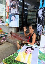 写真・図版 : 街中ではアウンサンスーチー氏のポスターが売られていた＝2011年9月11日、ヤンゴンで