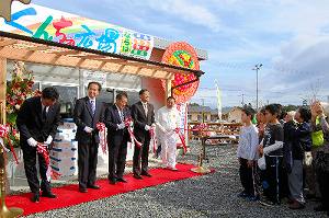 写真・図版 : 楢葉町民たちが見守るなか、仮設商店「くんちぇ広場」の開店を祝った＝2011年10月、いわき市で