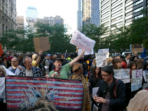 写真・図版 : ニューヨークの金融街で抗議活動をする人たち＝１０月７日