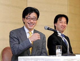 写真・図版 : 横浜ＤｅＮＡベイスターズの春田真オーナー（手前。右はＤｅＮＡの守安功社長）。球界の構造改革に新機軸を打ち出せるか