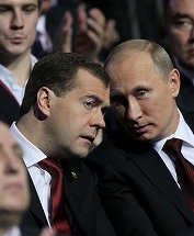 写真・図版 : 「統一ロシア」の党大会に出席したプーチン首相（右）とメドベージェフ大統領＝11月27日、ロイター