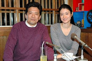 写真・図版 : 『わたし出すわ』の函館ロケで、主演の小雪さんと＝2008年12月、函館市内