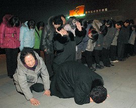 写真・図版 : 日本で何度も報じられた泣き叫ぶ平壌市民の写真＝2011年12月20日、平壌の金日成広場（朝鮮中央通信の配信）