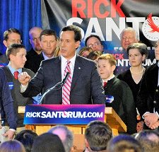 写真・図版 : 支持者に演説するサントラム元上院議員＝2012年１月４日、アイオワ州ジョンストン