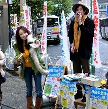 写真・図版 : 住民投票条例の署名を呼びかける俳優のいしだ壱成さん（右）と＝2011年12月１日、東京都渋谷区
