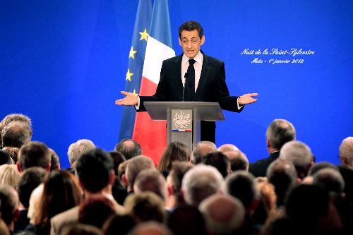 写真・図版 : フランス北東部のメッスで１日、新年の演説をするサルコジ大統領＝２０１２年１月１日、ロイター