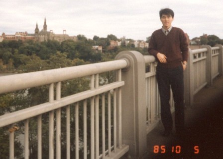 写真・図版 : ２２歳の８月に日本を出発、米国ジョージタウン大学に留学した。遠くに見えるのが同大学。