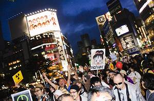 写真・図版 : 渋谷のデモ＝2011年5月7日、撮影＝小原泰広