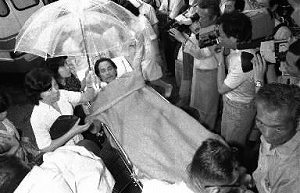 写真・図版 : 狭心症で入院していた病院から別の病院に移送される千石イエスさん＝1980年5月18日、静岡県熱海市
