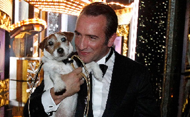 写真・図版 : 『アーティスト』で主演男優賞をとったジャン・ドゥジャルダンと、共演した犬のアギー＝ＡＰ