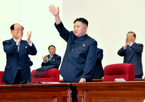 写真・図版 : 朝鮮労働党代表者会で代表者たちに答礼する金正恩第１書記（朝鮮中央通信の配信）