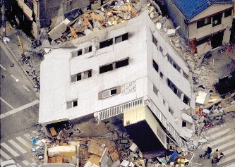 写真・図版 : 阪神大震災で倒壊したビル＝１９９５年１月１７日、神戸市
