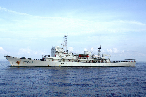 写真・図版 : 2010年6月にインドネシア当局が撮影した、ナトゥナ諸島沖の中国の漁業監視船「中国漁政３１１」