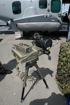 写真・図版 : 仏空軍の前方航空統制部隊が使用するISTARシステム。このような索敵・観測手段がなければいくら超射程の榴弾砲を導入しても無駄だ＝筆者撮影