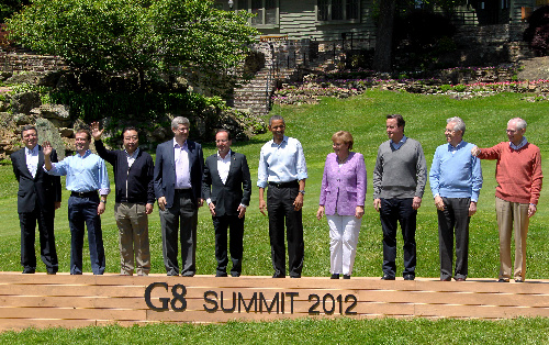 写真・図版 : 写真撮影のため並んだ各国首脳ら。左から３人目は野田首相＝２０１２年５月１９日、米ワシントン郊外のキャンプデービッド