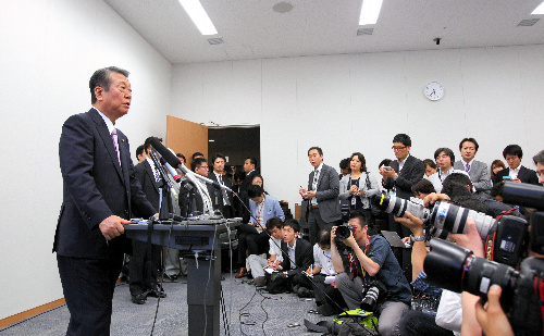 写真・図版 : 「造反」後、会見する民主党の小沢一郎元代表＝2012年6月26日、東京・永田町