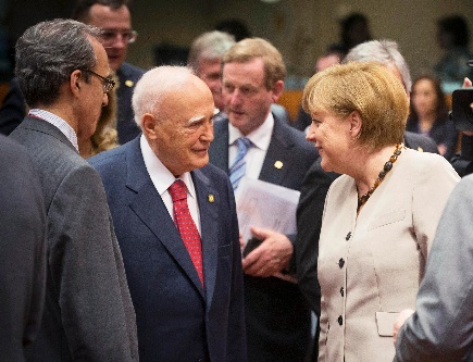 写真・図版 : ブリュッセルのＥＵ首脳会議で言葉を交わすギリシャのパプリアス大統領（左）とメルケル独首相＝2012年6月28日、ロイター