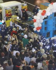 写真・図版 : ＤＪを乗せたトラックを先頭にしたイラク戦争反戦のサウンドデモ＝2003年10月5日、東京都渋谷区