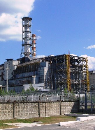 写真・図版 : チェルノブイリ原発４号機。左奥が隣接する３号機。