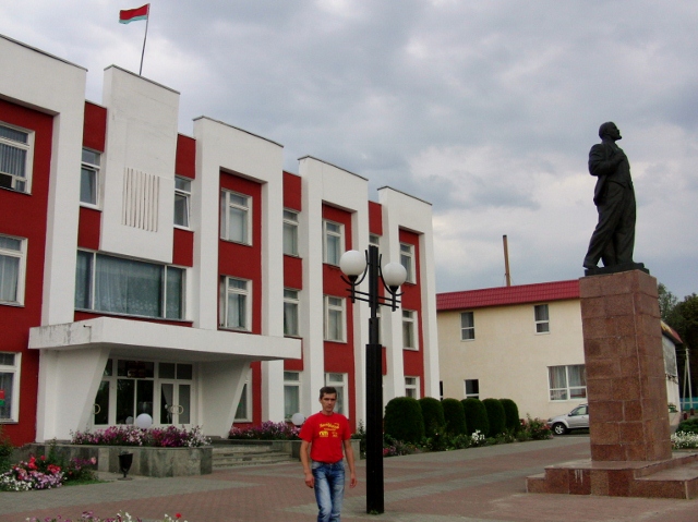 写真・図版 : ブラギン地区行政庁の建物。前に立っているのはレーニン像。