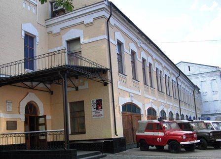 写真・図版 : キエフ市にあるチェルノブイリ博物館。右に止まっているのは、８６年の事故対応に使われた車両