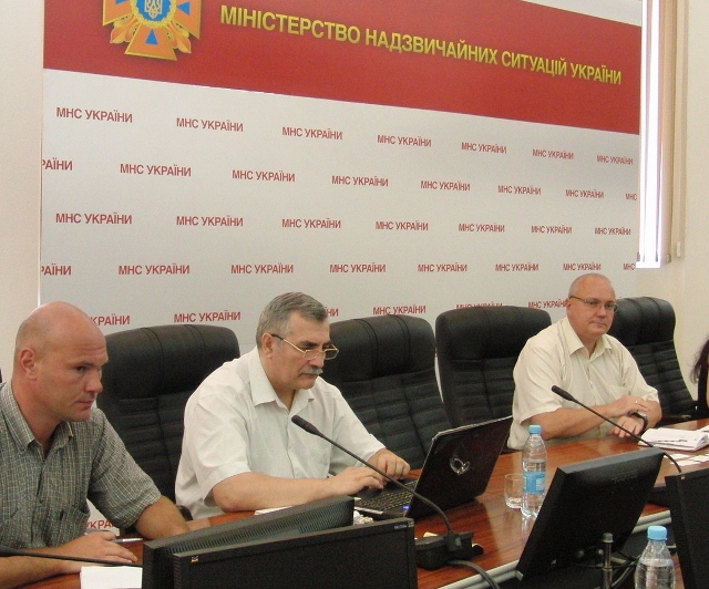 写真・図版 : ウクライナ立入禁止区域管理庁のボブロ氏（右端）と中央地球物理研究所のタバチニ氏（中央）