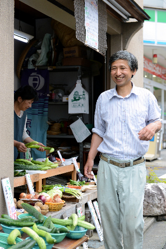 写真・図版 : 軒先で無農薬の京野菜を売る佐伯昌和さん（伊ケ崎忍撮影）