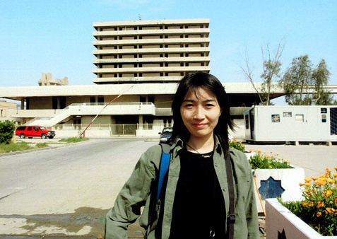 写真・図版 : 取材中の山本美香さん＝２００４年、イラク情報省前